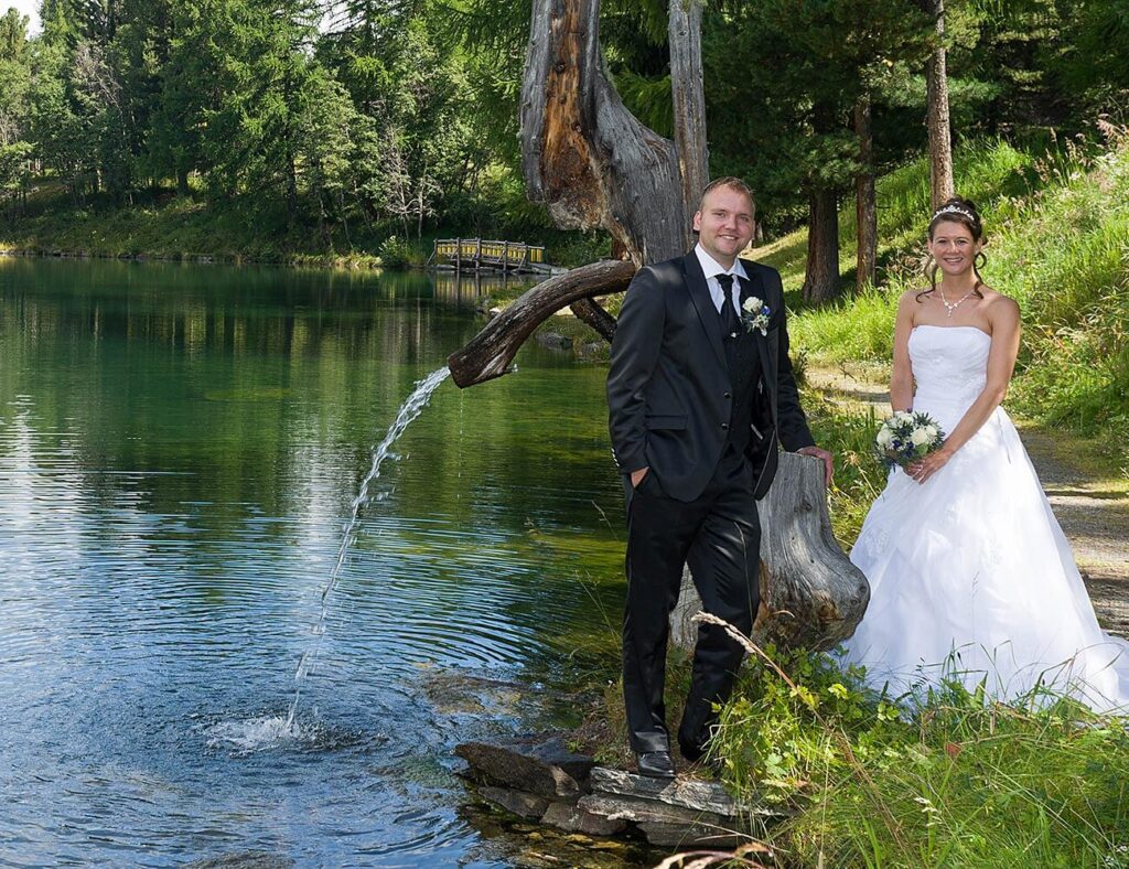 Fêter un mariage au bord d'un lac avec un restaurant